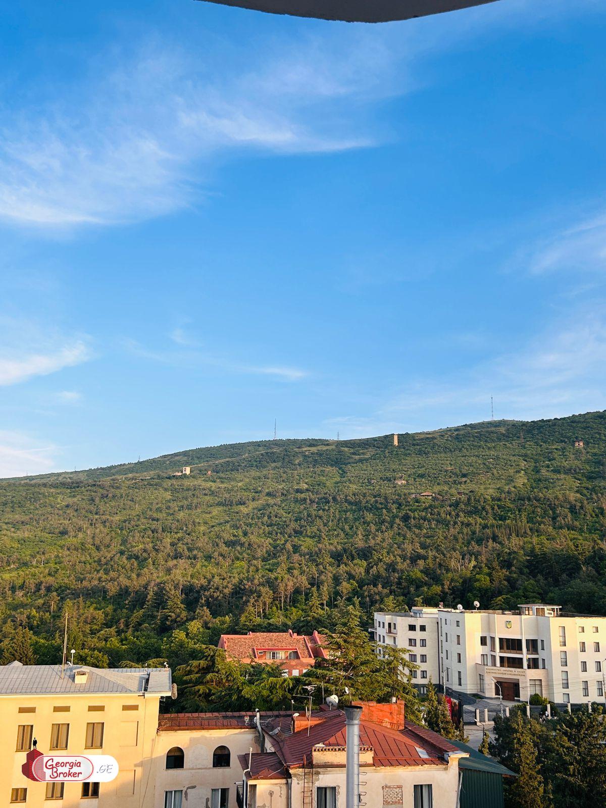 იყიდება ახალი გარემონტებული 5 ოთახიანი ბინა ვაკეში